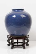 Vase.China, um 1900. Poudre Bleu. Kugelform, blau glasiert. H: 22,5cm. Dazu Holzsockel.