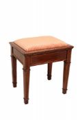 Klavier-Hocker.Louis-XVI-Stil. Mahagoni massiv und furniert. Neu gepolstert und bezogen. Rest. H: 60