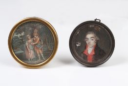 Zwei Miniaturen.Herrenportrait und Antike Szene. Min. besch. Ø bis 7,2 cm. Messingrahmen.