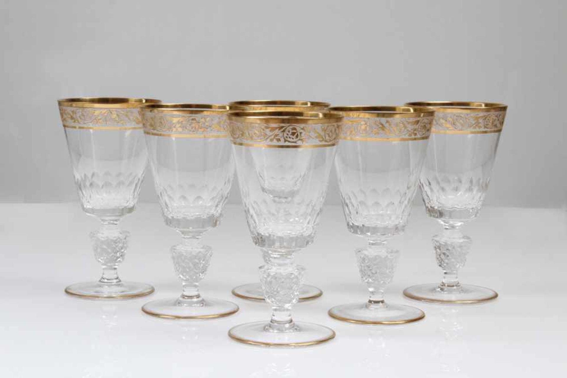 Sechs Südweingläser.Farbloses, mundgeblasenes Glas mit Goldbordüre. H: 13 cm. Zwei Gläser min.