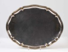 Tablett.Oval, passig geschweifter Rand. Silberauflage. L: 45 x 35 cm.