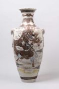 Große Satsumavase.Japan 20. Jh. Keramik. Figurenstaffage, Golddekoration. H: 55 cm.