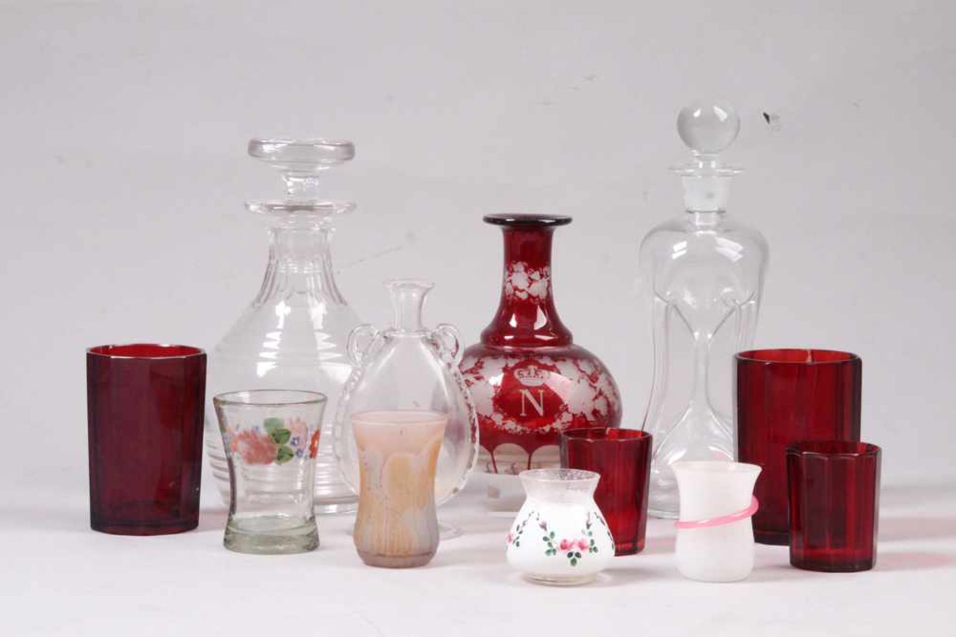 Konvolut.Böhmen, 19. Jh. Farbloses, mundgeblasenes Glas, teils rot lasiert bzw. farbig dekoriert.