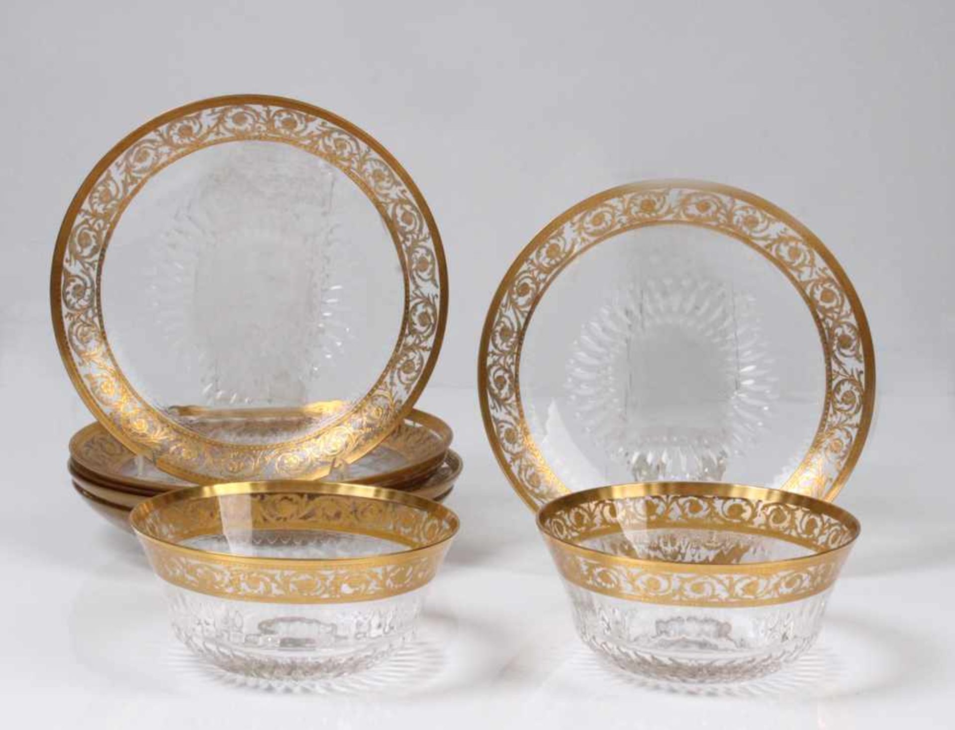 Konvolut.Frankreich, 20. Jh. Saint Louis. "Thistle Gold". 8-tlg. Sechs Glasteller, zwei Glasschalen.