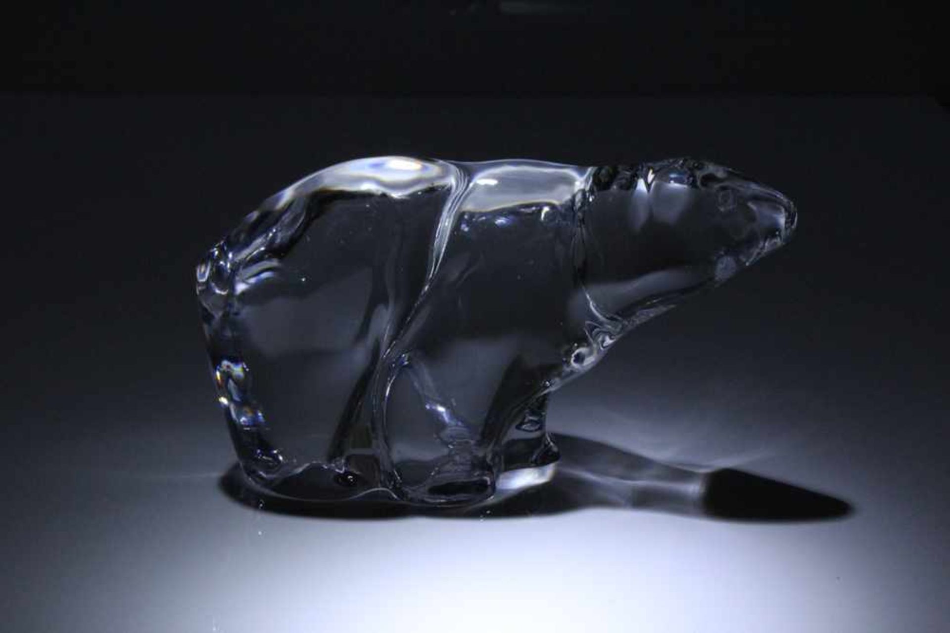 Paperweight.Eisbär. Farbloses Glas. L: 17 cm. - Bild 2 aus 2