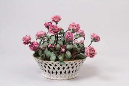 Porzellanschale.20. Jh. Durchbruchkorb, gefüllt mit eingesteckten Rosenblüten aus Porzellan,