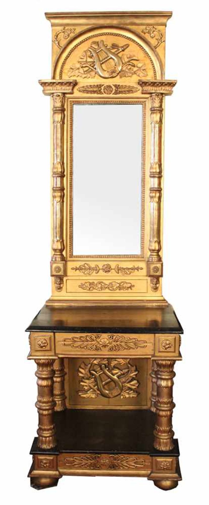 Spiegel mit Konsole.Norddeutsch, um 1800. Weichholz, geschnitzt und vergoldet. Aufgelegte plastische