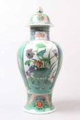 Deckelvase.China. Balusterform. Polychromer Famille verte Dekor mit Seerosen, exotischen Vögeln