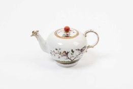 Kleines Teekännchen.Höchst, um 1760. Porzellan. Umlaufend fein bemalt, beidseitig dekoriert mit