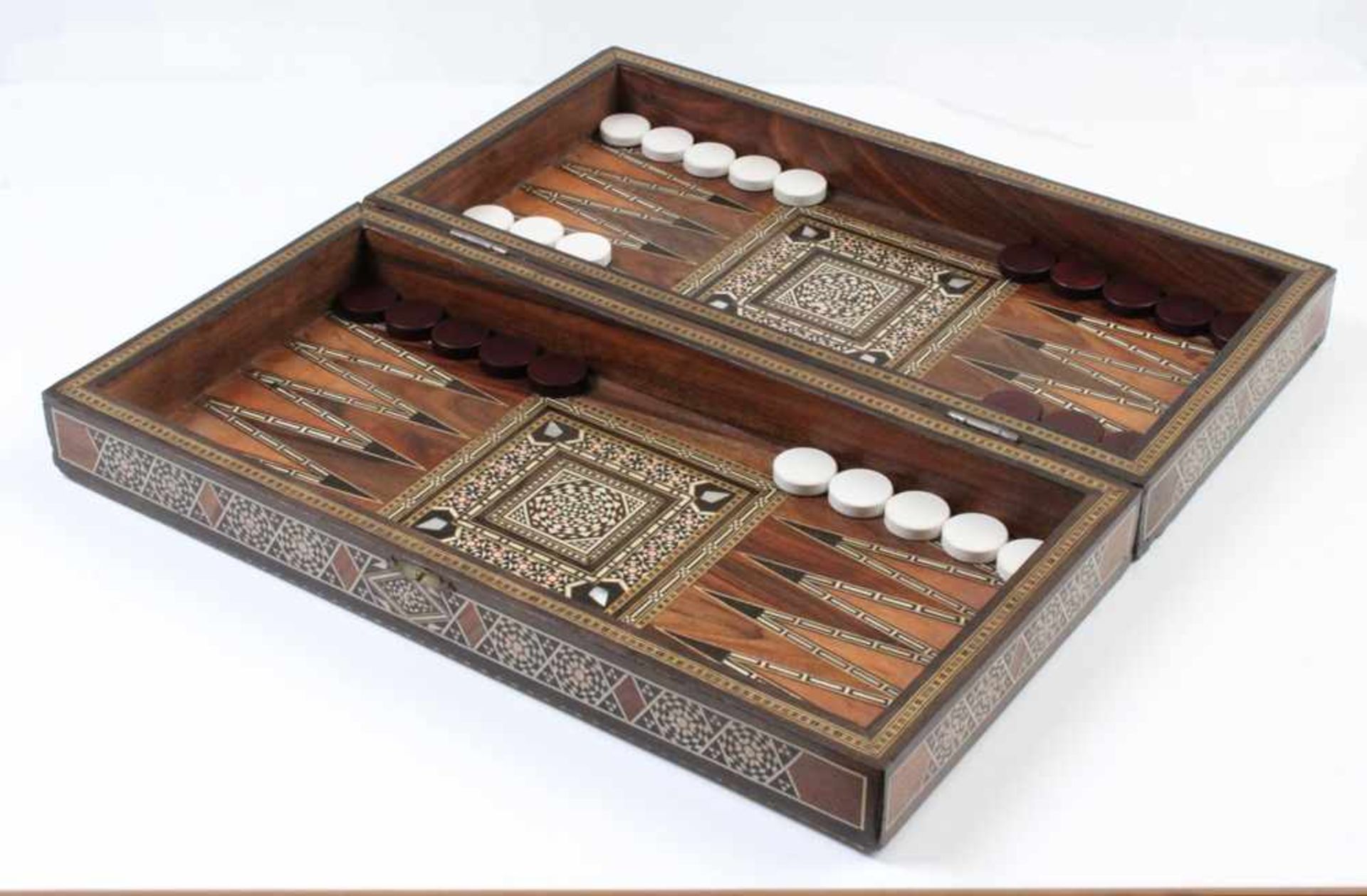 Spielschatulle.Persien, 20. Jh. Backgammon und Dame. Reich intarsiert mit verschiedenen Hölzern - Bild 2 aus 2