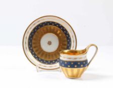 Sammeltasse mit Untertasse.Berlin, um 1810. Porzellan, Etrurische Form. Mattblauer Fond, mit