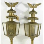 Paar Kutschenlampen.Nach 1900. Messing. Rechteckige Wandhalterung, sechsseitige Verglasung,