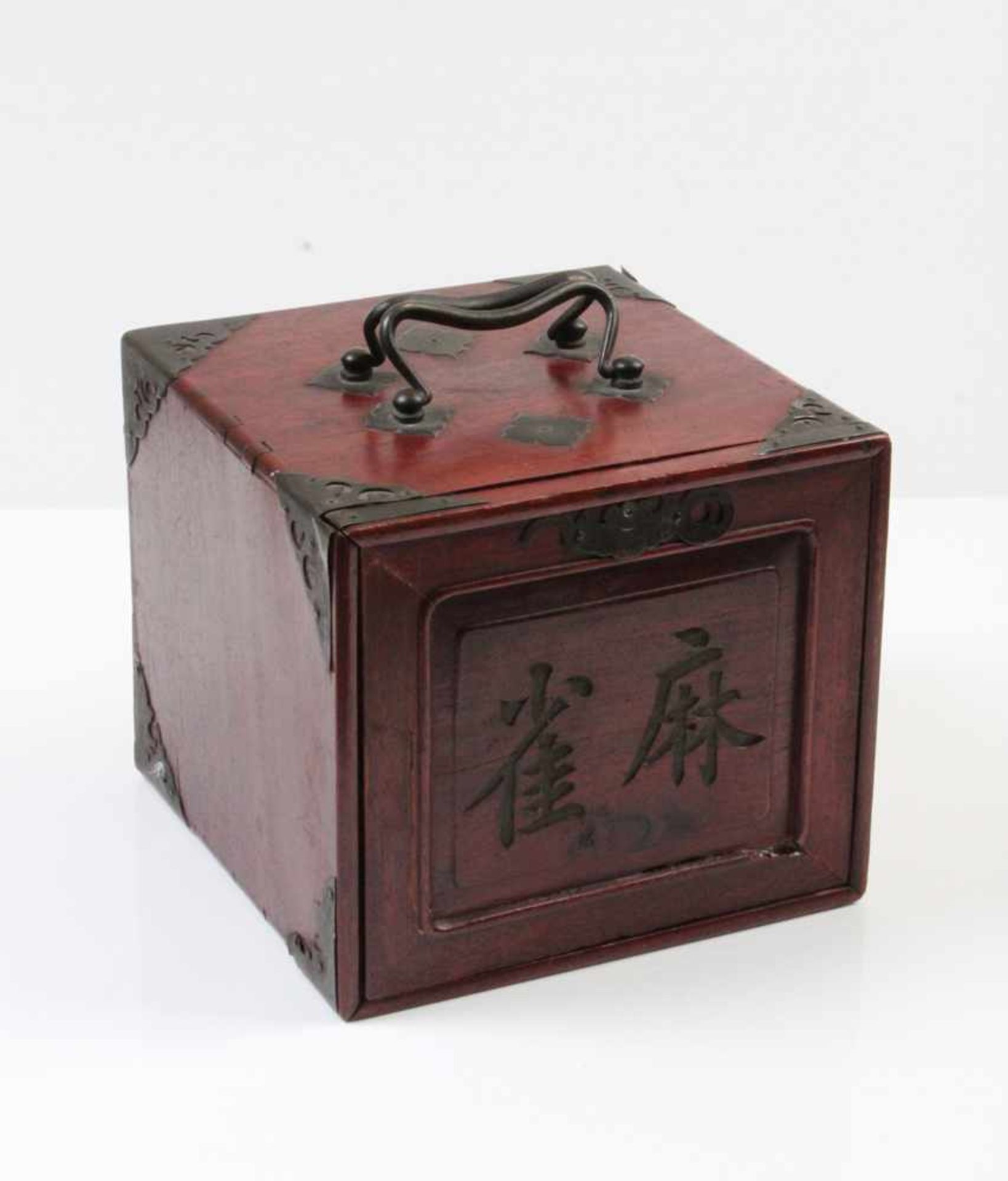 Majong-Spiel.China, um 1900. Tragbare Holzkasette mit fünf Schubfächern und Steinen. H: 17 x 18,5 - Bild 3 aus 3