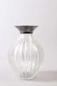 Vase.Kristallglas, facettiert. Silberrand Sterling, 925. H: 25 cm.