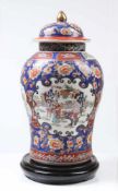 Deckelvase China.Balusterform. Umlaufend Kartuschen mit Figuren und Blumenbuketts. Polychrome