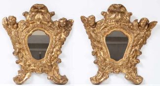 Paar Spiegel.Italien. 19./20. Jh. Kartuschförmig. Holz und Stuck. H: 45 x 41 cm.