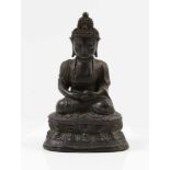 Sitzender Buddha.Ming-Dynastie, 17. Jh. ? Bronze. H: 22,5 cm.