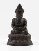 Sitzender Buddha.Ming-Dynastie, 17. Jh. ? Bronze. H: 22,5 cm.