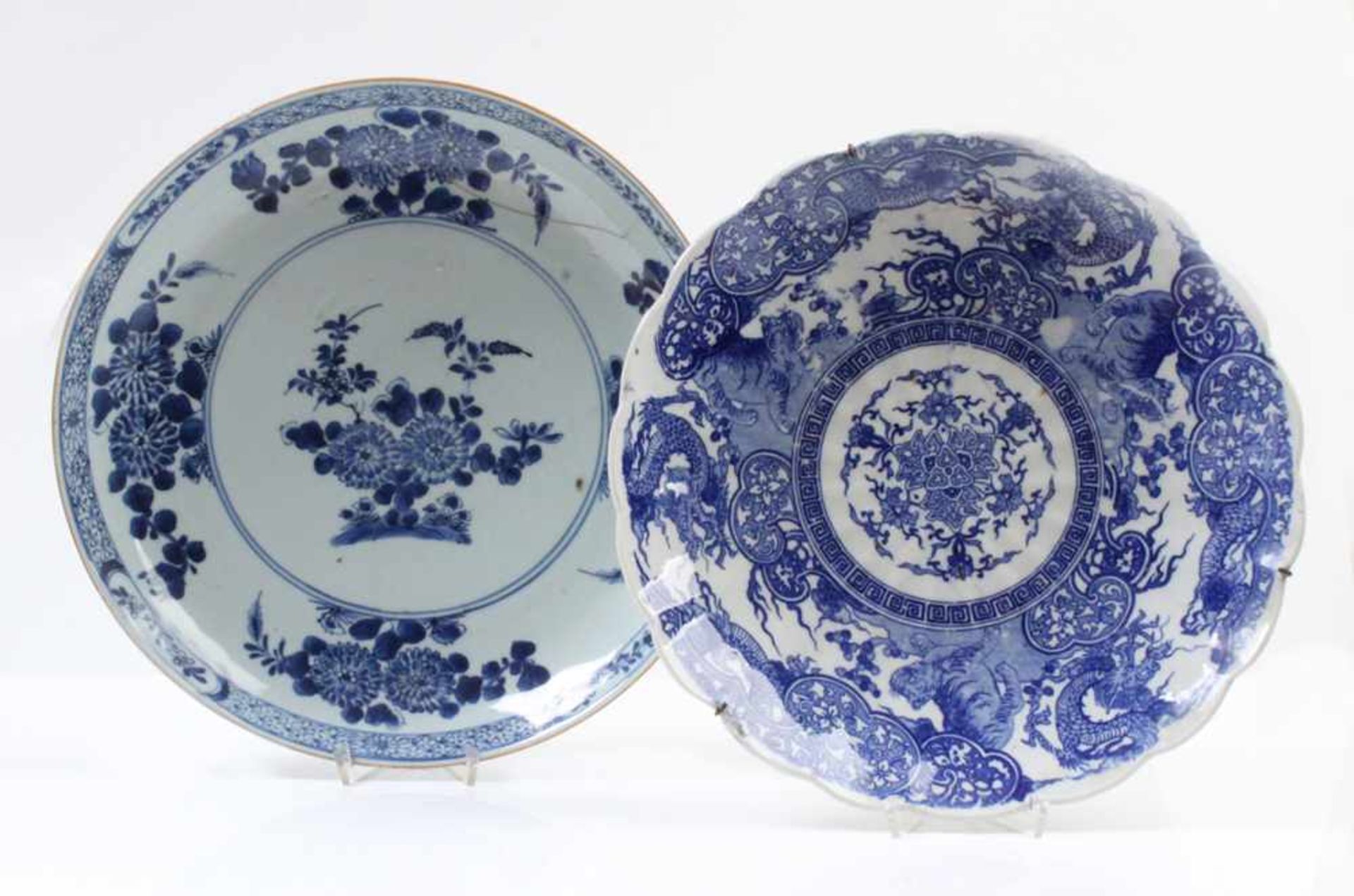 Zwei Platten.China, 18./19. Jh. Porzellan. Blauer Chrysanthemendekor. Randausbruch geklebt.