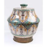 Deckelgefäß.Marokko, um 1900. Jobbana. Keramik. Runder Messingstandfuß, Polychrome Bemalung in Blau,