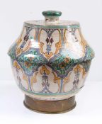 Deckelgefäß.Marokko, um 1900. Jobbana. Keramik. Runder Messingstandfuß, Polychrome Bemalung in Blau,