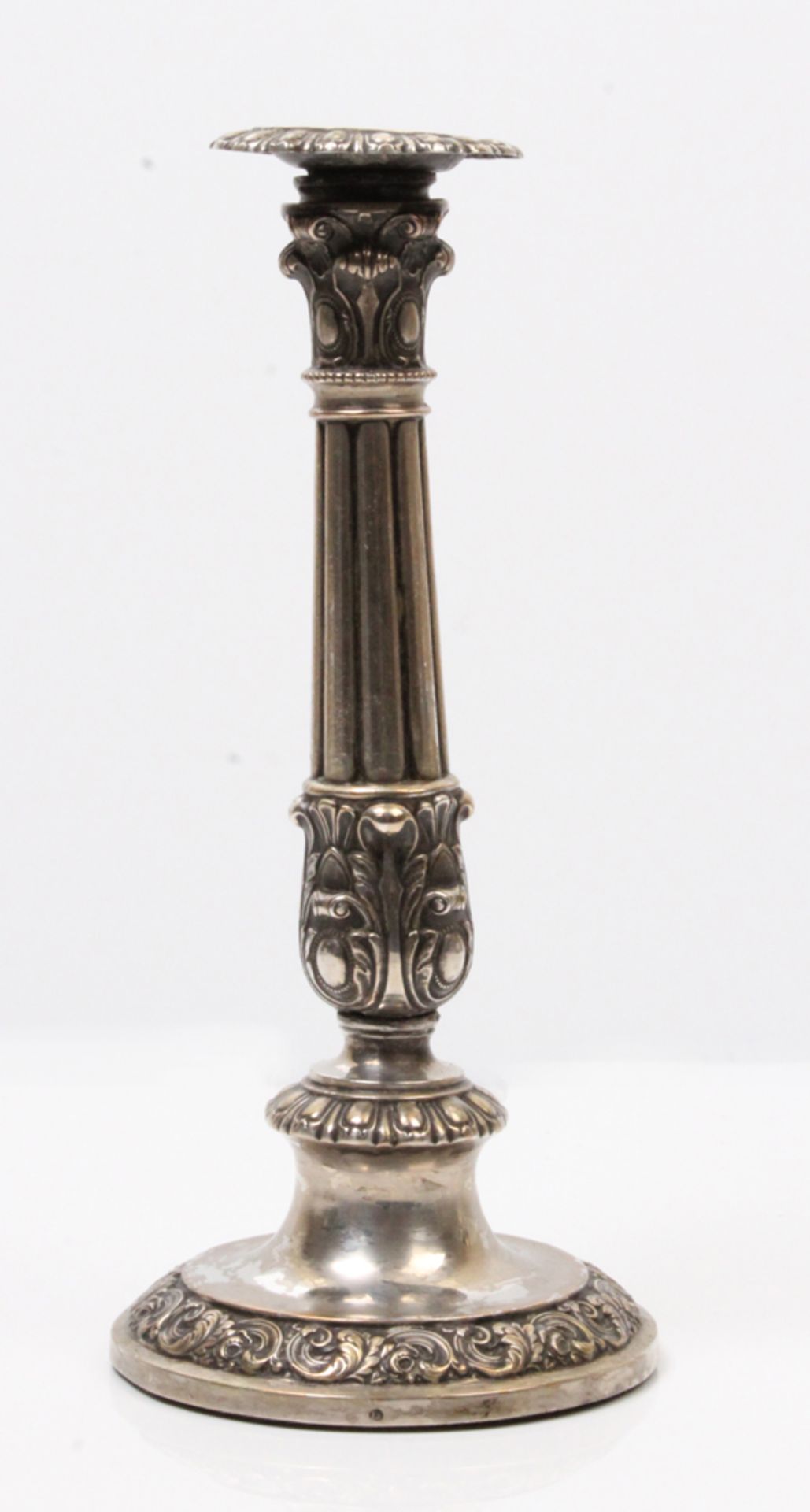 Kerzenleuchter.19. Jh. Silber. In Form einer kannelierten Säule mit Akanthuskapitell, eingesteckte