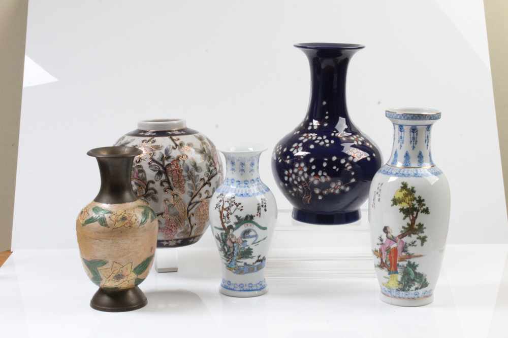 Konvolut Imari-Vasen.20. Jh. Fünf verschiedene Vasen mit polychromer Bemalung. H: bis 25,5 cm.