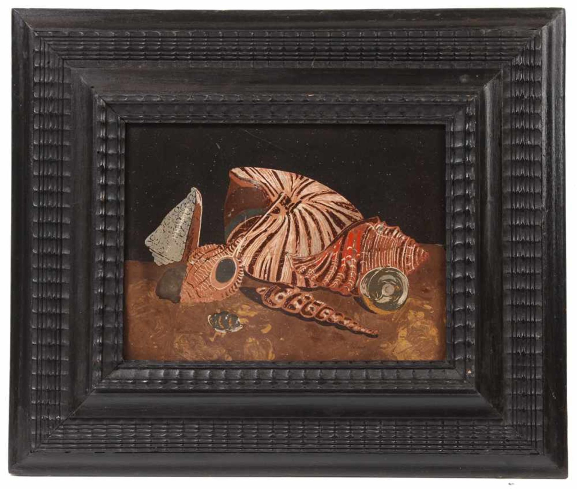 Scagliola-Stillleben.Italien, 19. Jh. Verschiedene Muscheln auf Steinplatte. H: 18,5 x 23,5 cm. - Bild 2 aus 2