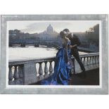 Leibovitz, Annie. 1949 Connecticut.Paar auf der Tiberbrücke in Rom. Farbiger Foto-Druck, unter Glas.