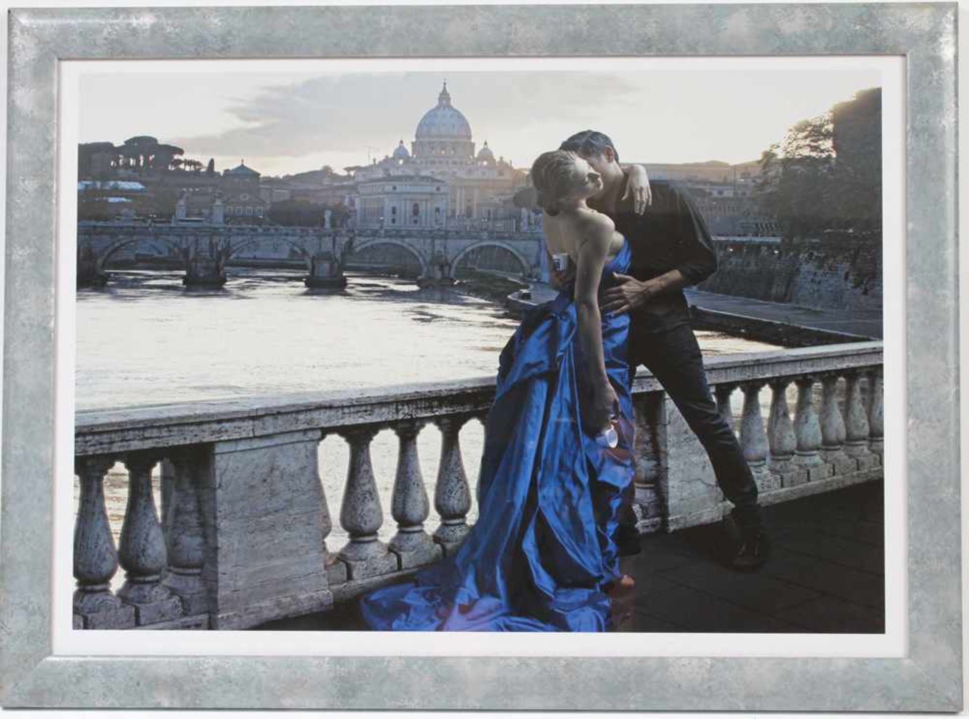 Leibovitz, Annie. 1949 Connecticut.Paar auf der Tiberbrücke in Rom. Farbiger Foto-Druck, unter Glas.