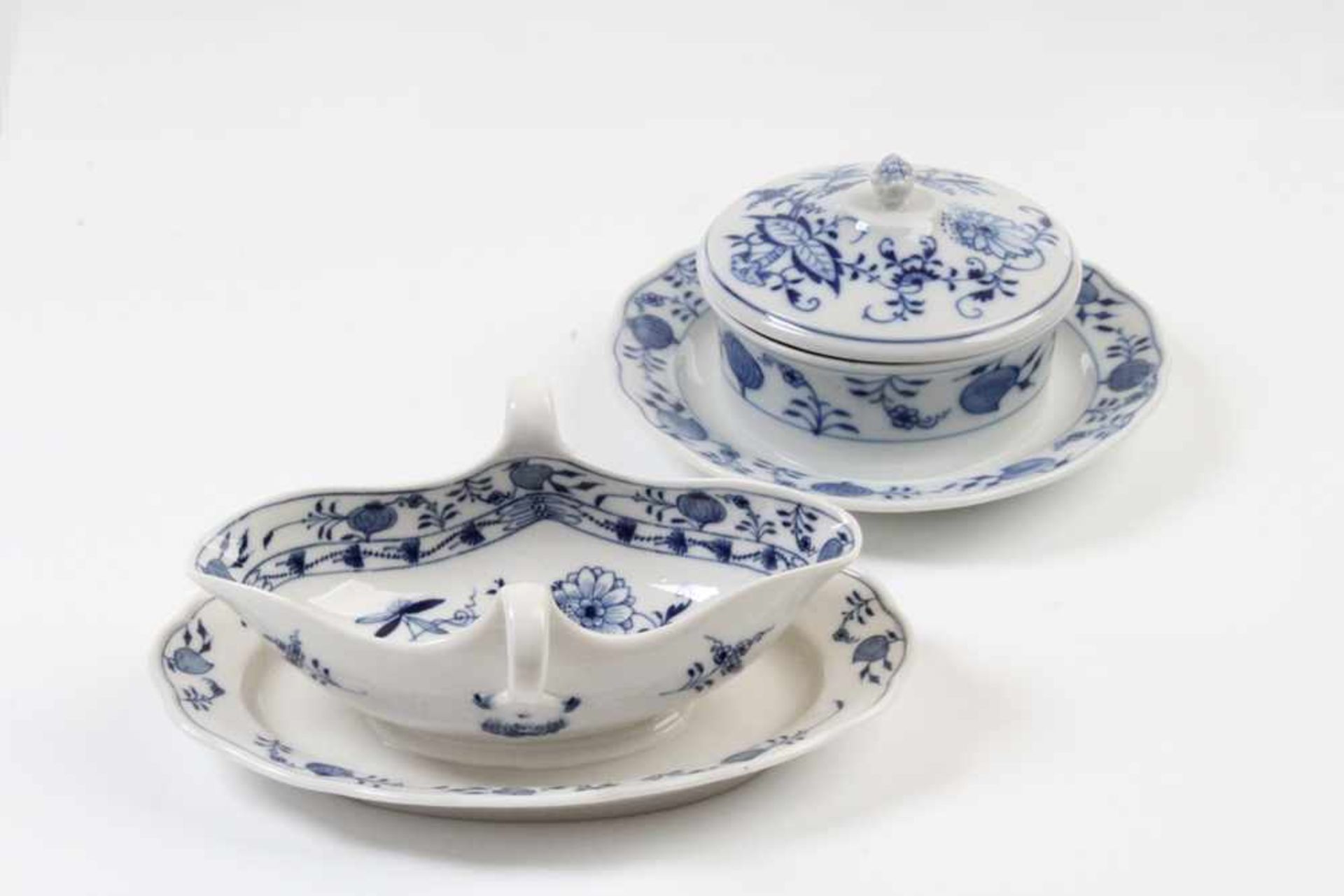 Butterdose und Sauciere.Meissen, 19. Jh. Zwiebelmuster. L: 21 cm.