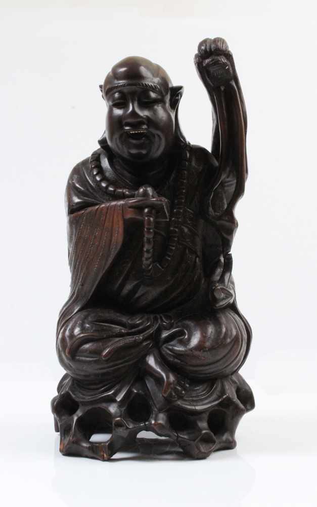 Figur.China, 19. Jh. Holz geschnitzt, sitzender Chinese. H: 32,5 cm.