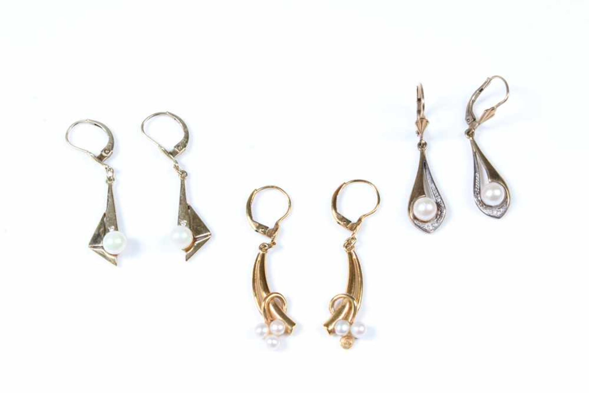 Drei Paar Ohrgehänge.GG 333/375/585 mit Perlen. Gew. ca. 8 g, L: bis 4 cm.
