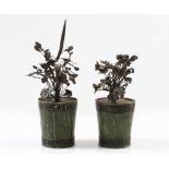 Paar Altarvasen.19. Jh. Gedrechselte Holzvasen, grün-schwarz bemalt. Eingestecktes Blumenbukett