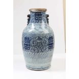 Vase.China, 19. Jh. Balusterform, blau dekoriert. Vasenrand besch. H: 40 cm.