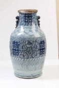 Vase.China, 19. Jh. Balusterform, blau dekoriert. Vasenrand besch. H: 40 cm.