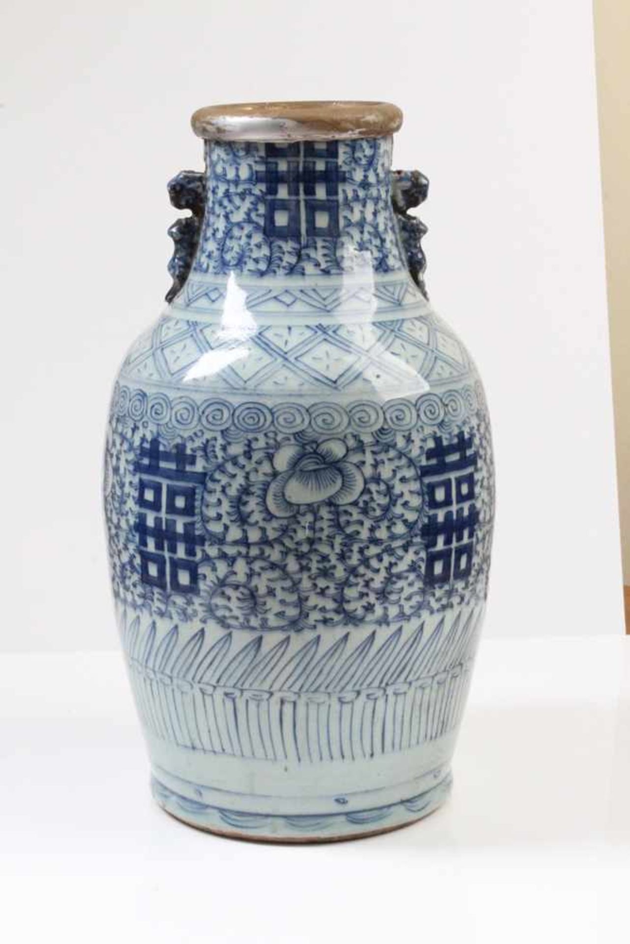 Vase.China, 19. Jh. Balusterform, blau dekoriert. Vasenrand besch. H: 40 cm.