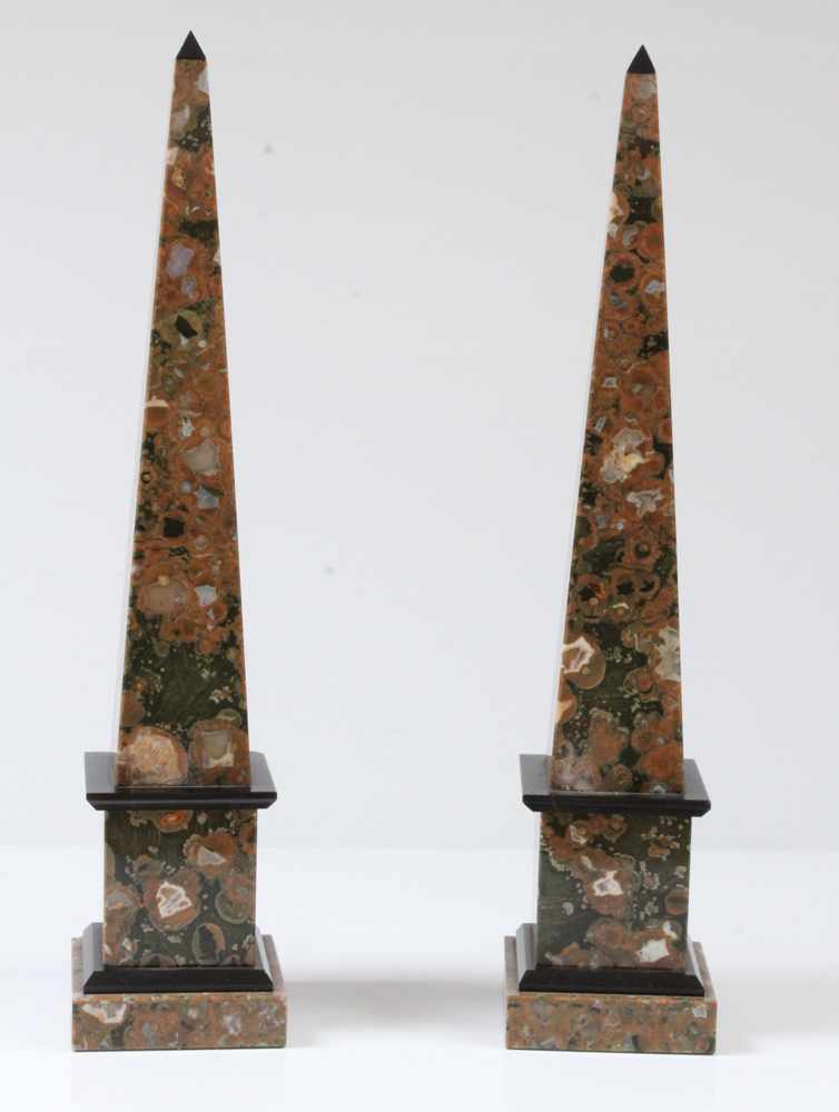 Paar Obelisken.20. Jh. Marmor. H: 42 cm. Min. best.