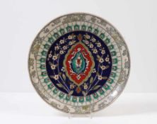 Platte China, um 1900.Keramik. Geometrisches und florales Muster. Polychrome Bemalung. Ø 30,5 cm.