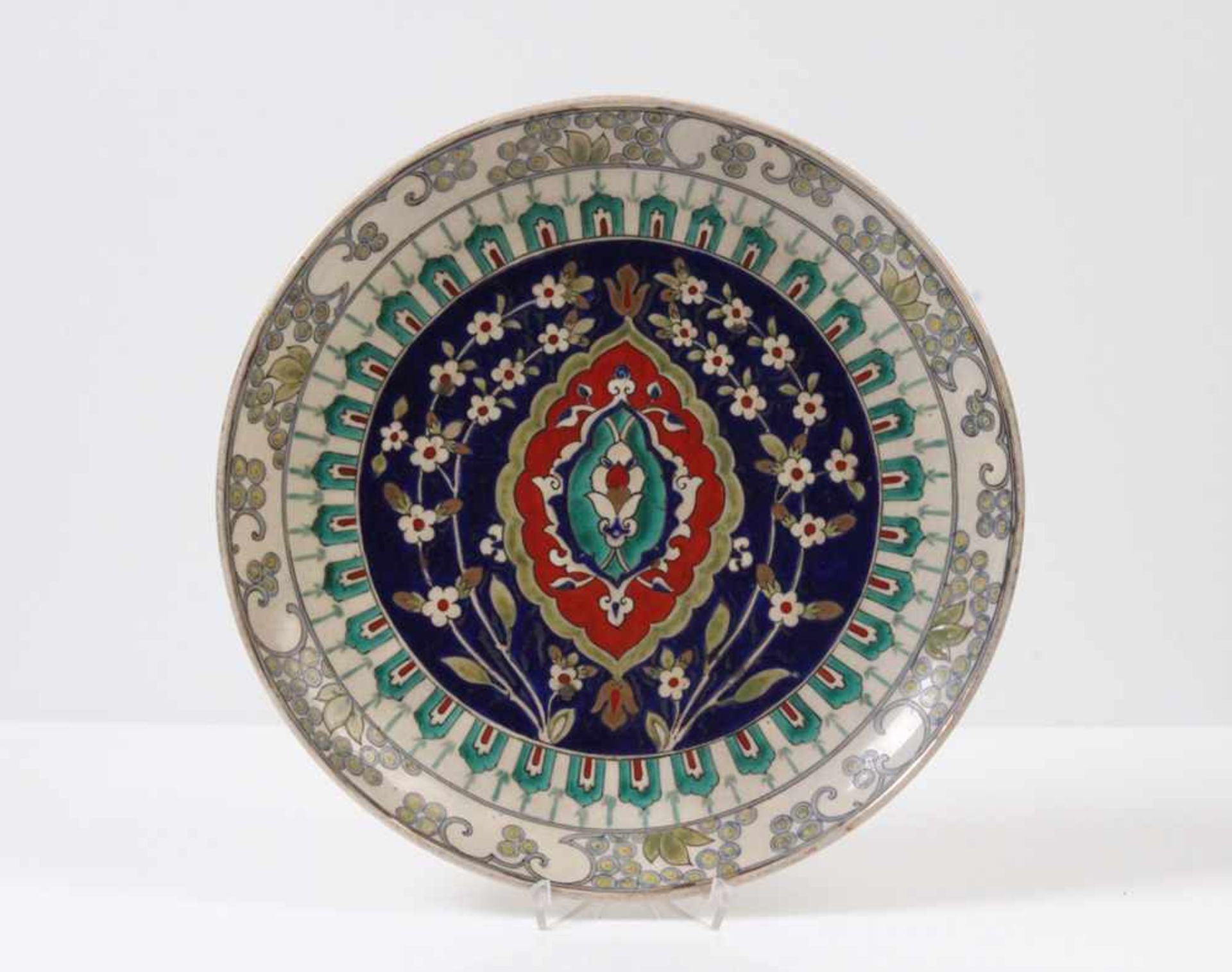 Platte China, um 1900.Keramik. Geometrisches und florales Muster. Polychrome Bemalung. Ø 30,5 cm.