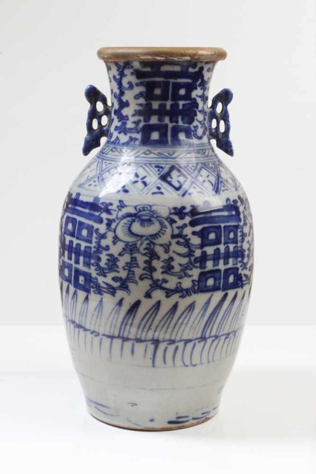 Vase.China, 19. Jh. Balusterform, blau dekoriert. Vasenrand besch. H: 40 cm.