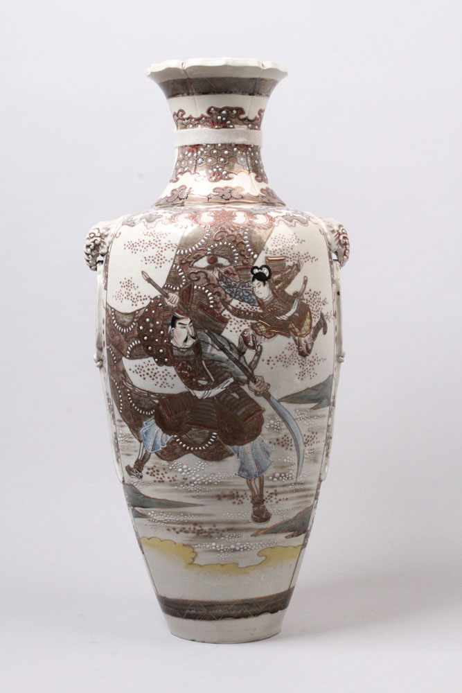 Große Satsumavase.Japan 20. Jh. Keramik. Figurenstaffage, Golddekoration. H: 55 cm.