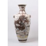 Große Satsumavase.Japan 20. Jh. Keramik. Figurenstaffage, Golddekoration. H: 55 cm.