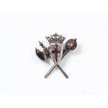 Anstecknadel.Silber. Wappenschild mit Krone und Attributen. H: 5 cm.