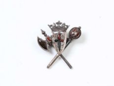 Anstecknadel.Silber. Wappenschild mit Krone und Attributen. H: 5 cm.