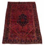 Teppich.Persien, 20. Jh. Wolle. Rot-und Brauntöne. L: 222 x 150 cm.