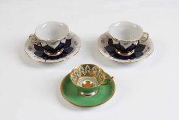 Konvolut.Zwei Mokkatassen mit Untertassen Meissen, eine Mokkatasse mit Untertasse, Rosenthal.