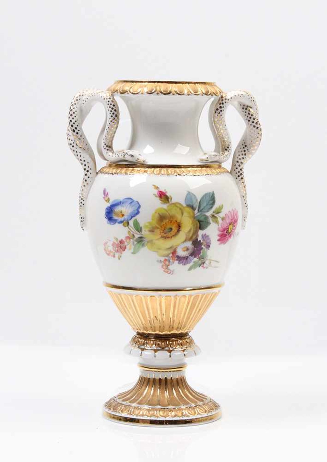 Schlangenhenkelvase.Meissen, um 1900. Porzellan, weiß glasiert. Beidseitig Rosenbuketts,