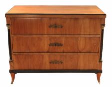 Biedermeier-Kommode.Franken, 1. D. 19. Jh. Kirschbaum auf Nadelholz furniert. Geradliniger,