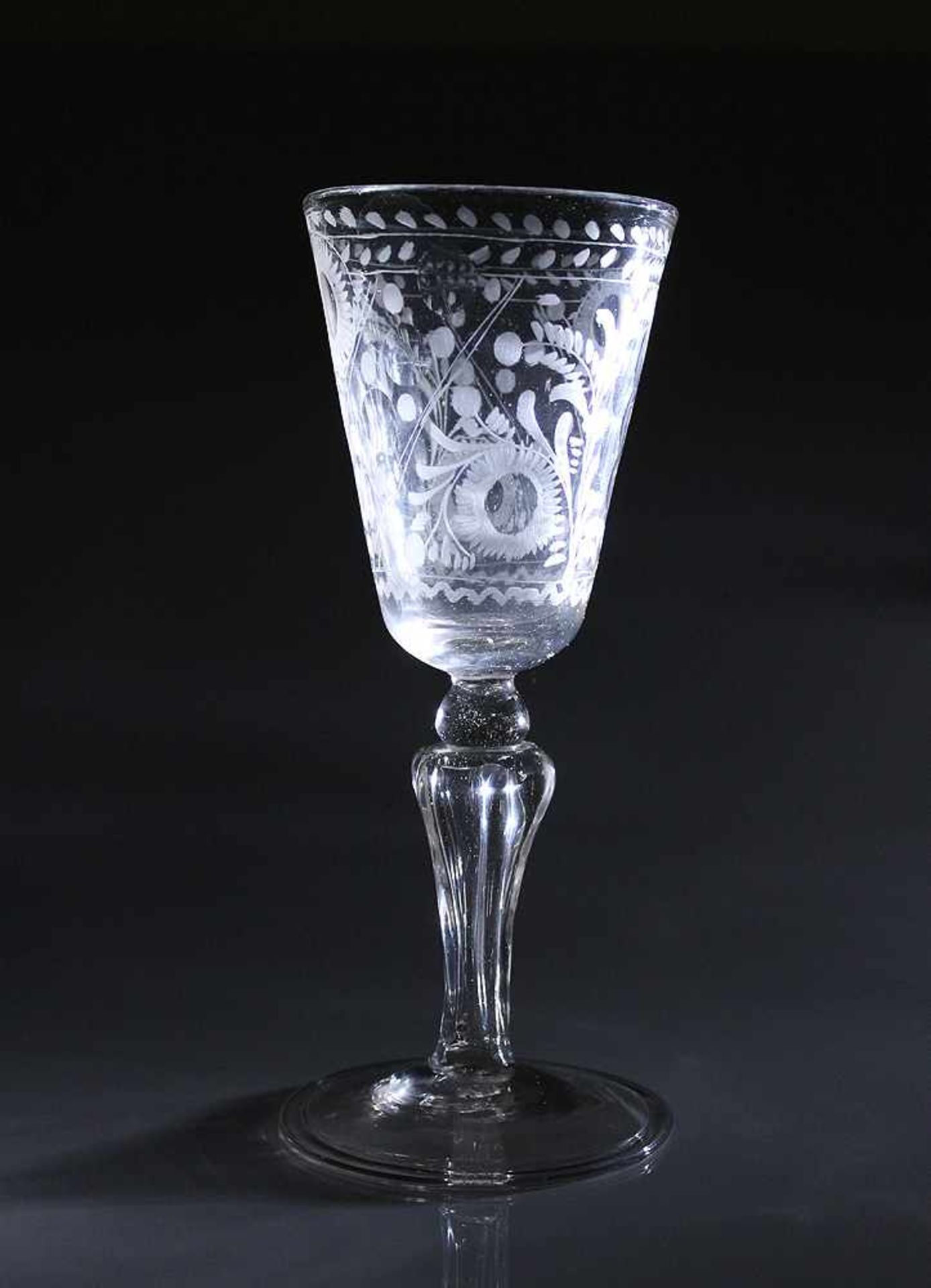 Kelchglas.18./19. Jh. Farbloses Glas, Standscheibe mit umgeschlagenem Rand. Floraler Schliffdekor.